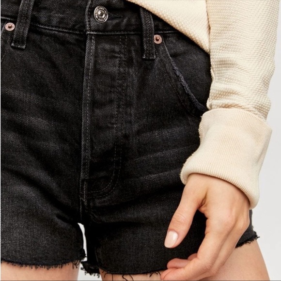 NWT FREE PEOPLE shorts size 25 black Taliesin cut off washed black denim - Picture 5 of 8